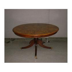 Une table circulaire d'époque Guillaume IV et victorienne, le plateau en acajou flammé sur une co...