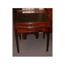 Un bureau en pente en acajou, vers 1820, la pente gainée de cuir vert sous une galerie repercée e...