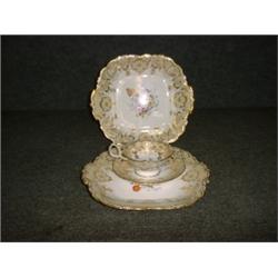 Un lot de 4 pièces en porcelaine anglaise, probablement Rockingham, vers 1840, à décor fleuri sur...