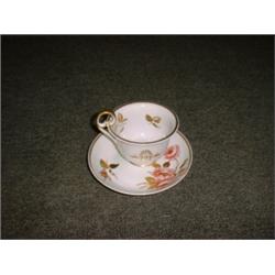 Une tasse à thé et soucoupe en porcelaine anglaise, probablement Derby, vers 1820, à décor de piv...