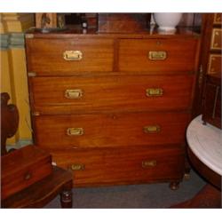 Une commode militaire du milieu du 19e Siècle en acajou munie de 2 petits tiroirs au-dessus de 3...