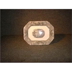 Un petit plat en poterie de Staffordshire du milieu du 19e Siècle à décor en grisaille de paysage...