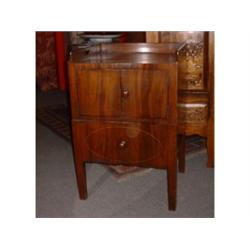 Une table de nuit en acajou, vers 1800, le plateau bordé d'une galerie en bois au-dessus d'une po...