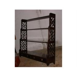 Une étagère murale en acajou à 4 niveaux, flanqués de montants ajourés, la base renfermant deux t...