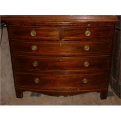 Une commode bombée d'époque George III en acajou, vers 1820 à filets de buis, munie de...