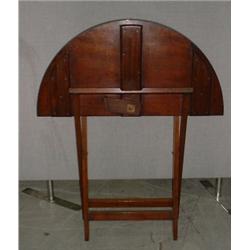 Une table militaire du 19e Siècle en acajou, le plateau circulaire se referme, sur une base plian...