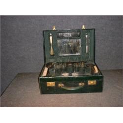 Un nécessaire de toilette de voyage dans une mallette en cuir de Russie noir contenant des brosse...