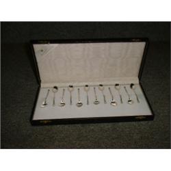 Un ensemble de 12 cuillères à moka en argent hollandais 833/1000 par Bonebakker, Amsterdam, dans...