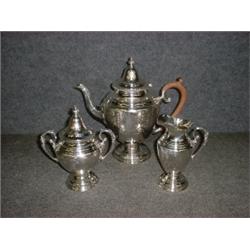 Un service à thé de 3 pièces en argent gravé, poinçons de Birmingham, 1928, détaillé par Ellis Br...