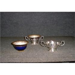 Un ensemble de 8 bols à bouillon en porcelaine de Dresde à décor doré sur fond bleu cobalt sur de...
