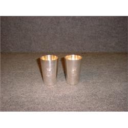 Une paire de timbales armoriées en argent allemand 800/1000....