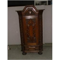 Un cabinet d'angle du 17e Siècle en chêne, la corniche moulurée en chapeau au-dessus d'une porte...