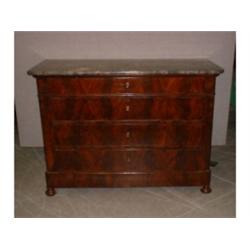 Une commode d'époque Louis Philippe en acajou, vers 1840, le plateau de marbre gris au-dessus de...