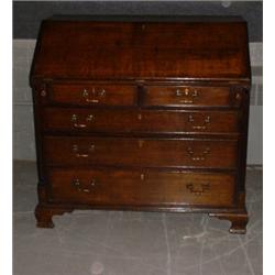 Un secrétaire en pente d'époque George III en chêne, vers 1800, l'abattant au-dessus de...