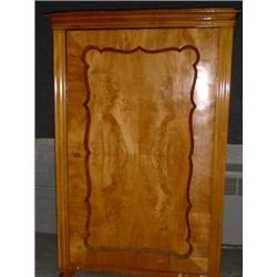 Une armoire Biedermeier en noyer, vers 1850, la corniche moulurée au-dessus d'une porte à décor c...