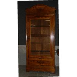 Une armoire vitrée d'époque Louis-Philippe en noyer vers 1840, la corniche en chapeau au-dessus d...