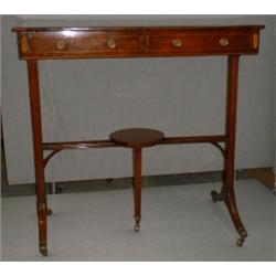 Une table de bibliothèque d'époque George III en acajou à filets de bois satiné, vers 1800, le pl...