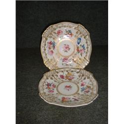 Une paire de plats à gâteaux en porcelaine anglaise, vers 1830, à décor de fleurs polychromes sur...
