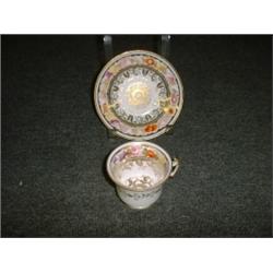 Un ensemble de 10 tasses à café et soucoupes en porcelaine anglaise, vers 1820, à décor de fleurs...