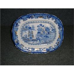 Un petit plat en poterie de Ashworth fabricant de Masons vers 1900, à décor oriental bleu et doré...