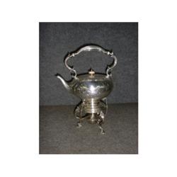 Une bouilloire à thé en argent gravé, sur son réchaud, poinçons de Sheffield, 1913, John Round ma...