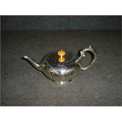 Une théière en argent gravé, poinçons de Sheffield, 1911, John Round maître-orfèvre....