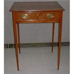 Une petite table d'époque George III en acajou, vers 1800, munie d'un tiroir en ceinture sur des...
