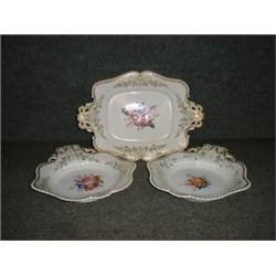 Un ensemble de 3 plats à gâteaux en porcelaine de Chamberlains, vers 1845, à décor de fleurs poly...