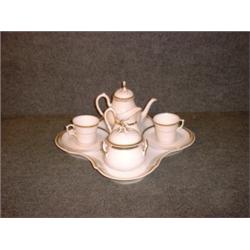 Un service à café tête à tête en porcelaine de Paris vers 1850 à décor de filets dorés sur fond b...