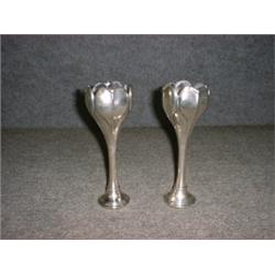 Une paire de soliflores Art Nouveau en argent, poinçons de Birmingham, 1905....