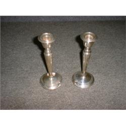 Une paire de bougeoirs en argent, poinçons de Birmingham, 1913, (lestés)....