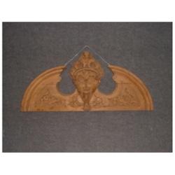 Un arc brisé du 19e Siècle en bois sculpté d'une tête de satyre et de feuillage....