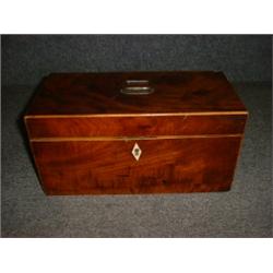 Une boîte à thé anglaise en acajou, vers 1820.  An English mahogany tea caddy, circa 1820. $300/4...