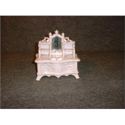 Un coffret du 19e Siècle en poterie anglaise blanche en forme de commode à fond de miroir, (léger...