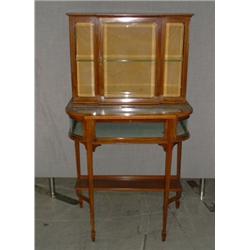 Une vitrine en acajou, le corps supérieur muni d'une porte vitrée au-dessus d'une table vitrée, s...