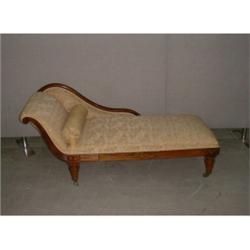 Un lit de repos du 19e Siècle en acajou, le dossier mouvementé, la ceinture sculptée sur des pied...