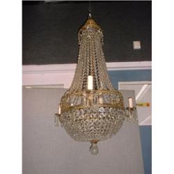 Un lustre de style XVI en forme de poire à trois branches de lumière en bronze et cristal....