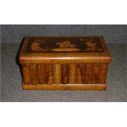 Un coffret italien en noyer et acajou, vers 1900, en forme de rayon de bibliothèque, le couvercle...