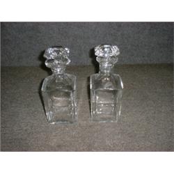 Une paire de carafes en cristal de Baccarat.  A pair of Baccarat crystal decanters. $250/350...