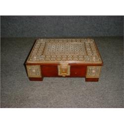 Un coffret Art Deco, probablement autrichien en acajou, le couvercle et les angles ornés de plaqu...