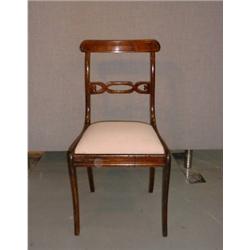 Un ensemble de 12 chaises de salle à manger de style Regency sur des pieds en sabre....