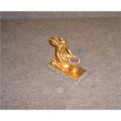 Un encrier en bronze doré orné d'une déesse ailée tenant une urne....