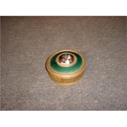 Une boîte en métal doré, le couvercle orné d'un médaillon en émail décoré d'un profil de jeune fi...