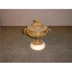 Une coupe couverte en bronze doré et patiné à décor de pampres....