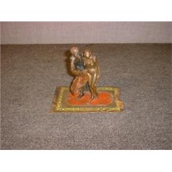 Une groupe en bronze de Vienne peint représentant un marchand d'esclave présentant une jeune femm...