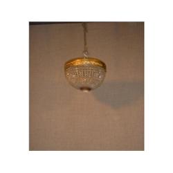 Un plafonnier en bronze doré orné de boules de cristal....