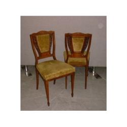 Une paire de chaises edwardiennes en acajou, les dossiers à motifs ajourés marquetés de rinceaux,...