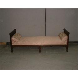 Un lit de repos victorien en chêne, un montant gravé de feuillage, la ceinture cannelée ornée de...