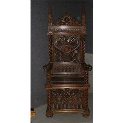 Une cathèdre Du 19e Siècle en chêne de style gothique à décor sculpté d'un masque, de feuillage e...