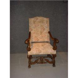 Un fauteuil de style Louis XIV en noyer, les accoudoirs sculptés de feuilles d'acanthe, les pieds...